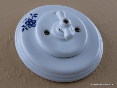 Preview: Garby Colonial Aus-Wechsel Porzellandrehschalter weiß im Einfachrahmen Porzellan weiß mit einzelnem Blumendekor von vorn