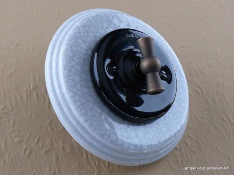 Garby Colonial Aus-Wechsel Porzellandrehschalter schwarz im Einfachrahmen Porzellan craquele Knebel Messing patiniert