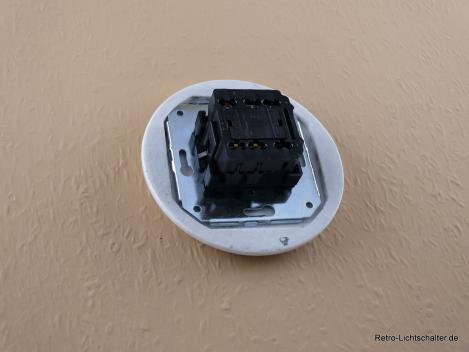 Preview: Garby Colonial Serien-Porzellandrehschalter schwarz im Einfachrahmen Porzellan craquele Knebel Buche gealtert von hinten