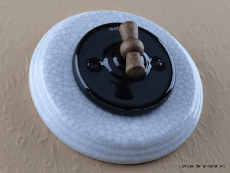 Preview: Garby Colonial Serien-Porzellandrehschalter schwarz im Einfachrahmen Porzellan craquele Knebel Buche gealtert von vorn