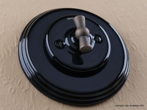 Preview: Garby Colonial Serien-Porzellandrehschalter schwarz im Einfachrahmen Porzellan schwarz Knebel Messing patiniert von vorn