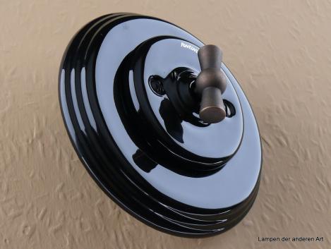 Garby Colonial Serien-Porzellandrehschalter schwarz im Einfachrahmen Porzellan schwarz Knebel Messing patiniert