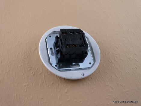 Preview: Garby Colonial Aus-Wechsel Porzellandrehschalter schwarz im Einfachrahmen Porzellan craquele Knebel Retro schwarz von hinten