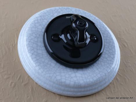 Preview: Garby Colonial Aus-Wechsel Porzellandrehschalter schwarz im Einfachrahmen Porzellan craquele Knebel Retro schwarz von vorn