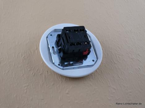 Preview: Garby Colonial Aus-Wechsel Porzellandrehschalter weiß im Einfachrahmen Porzellan weiß mit einzelnem Blumendekor Knebel Retro weiß von hinten