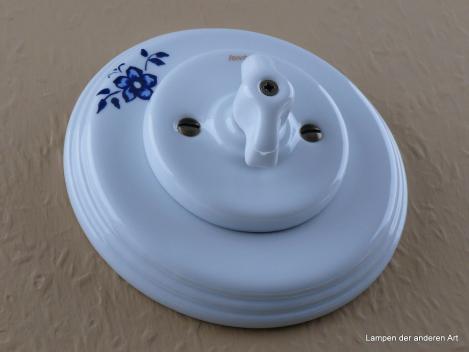Preview: Garby Colonial Aus-Wechsel Porzellandrehschalter weiß im Einfachrahmen Porzellan weiß mit einzelnem Blumendekor Knebel Retro weiß von vorn