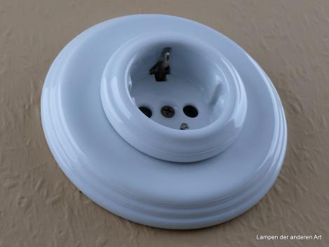 Preview: Garby Colonial Schukoporzellansteckdose weiß im Einfachrahmen Porzellan weiß 16A/250VAC von vorn