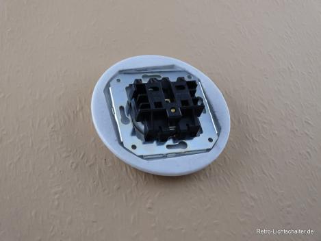 Preview: Garby Colonial Schukoporzellansteckdose schwarz im Einfachrahmen Porzellan craquele 16A/250VAC von hinten