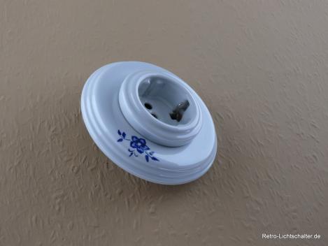 Preview: Garby Colonial Schukoporzellansteckdose weiß im Einfachrahmen Porzellan weiß Dekor blau 16A/250VAC Detail Dekor