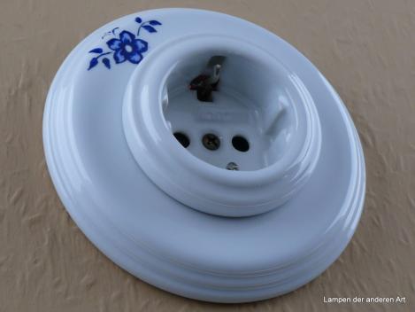 Preview: Garby Colonial Schukoporzellansteckdose weiß im Einfachrahmen Porzellan weiß Dekor blau 16A/250VAC von vorn