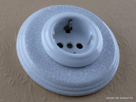 Preview: Garby Colonial Schukoporzellansteckdose weiß im Einfachrahmen Porzellan craquelé 16A/250VAC von vorn