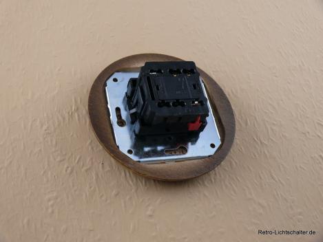 Preview: Garby Colonial Aus-Wechsel Porzellandrehschalter weiß im Einfachrahmen Holz Buche gealtert Knebel Holz Buche gealtert von hinten