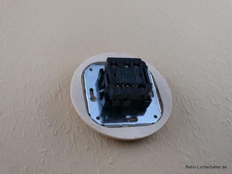 Preview: Garby Colonial Aus-Wechsel Porzellandrehschalter weiß im Einfachrahmen Holz Buche natur Knebel Messing patiniert von hinten