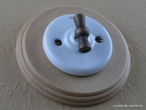 Preview: Garby Colonial Aus-Wechsel Porzellandrehschalter weiß im Einfachrahmen Holz Buche natur Knebel Messing patiniert von vorn