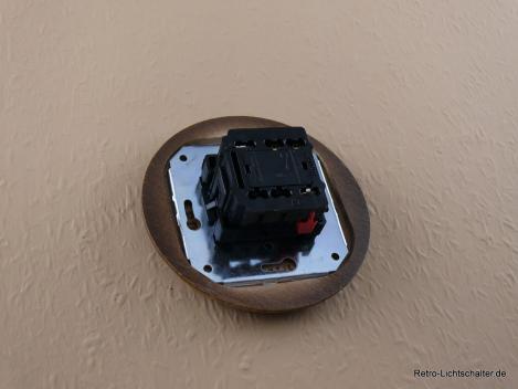 Preview: Garby Colonial Aus-Wechsel Porzellandrehschalter weiß im Einfachrahmen Holz Buche gealtert Knebel Porzellan weiß von hinten