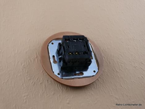 Preview: Garby Colonial Aus-Wechsel Porzellandrehschalter weiß im Einfachrahmen Holz Buche honigfarben Knebel Porzellan weiß von hinten