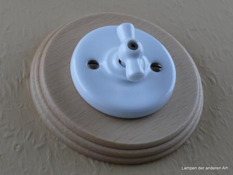 Preview: Garby Colonial Aus-Wechsel Porzellandrehschalter weiß im Einfachrahmen Holz Buche naturfarben Knebel Porzellan weiß von vorn