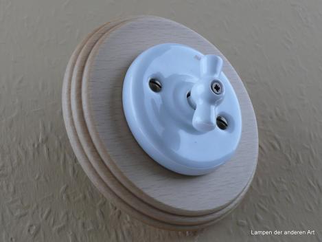 Garby Colonial Aus-Wechsel Porzellandrehschalter weiß im Einfachrahmen Holz Buche naturfarben Knebel Porzellan weiß