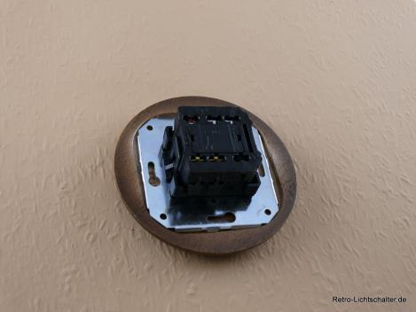 Preview: Garby Colonial Aus-Wechsel Porzellandrehschalter schwarz im Einfachrahmen Holz Buche gealtert Knebel Porzellan schwarz von hinten