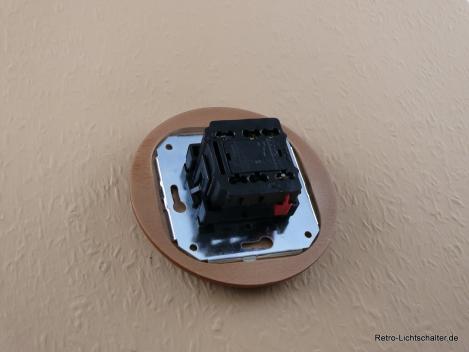 Preview: Garby Colonial Aus-Wechsel Porzellandrehschalter schwarz im Einfachrahmen Holz Buche honigfarben Knebel Porzellan schwarz von hinten