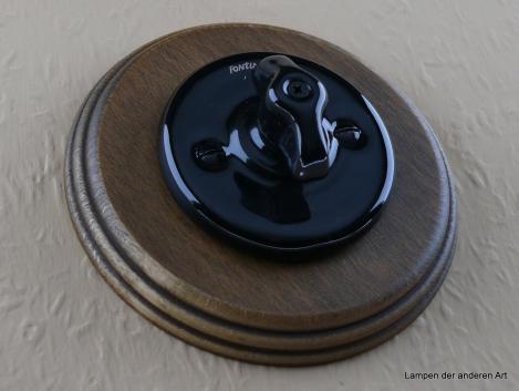 Preview: Garby Colonial Aus-Wechsel Porzellandrehschalter schwarz im Einfachrahmen Holz Buche gealtert Knebel Retro schwarz von vorn