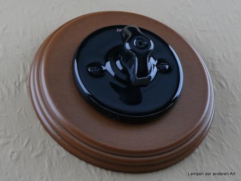 Preview: Garby Colonial Aus-Wechsel Porzellandrehschalter schwarz im Einfachrahmen Holz Buche honigfarben Knebel Retro schwarz von vorn