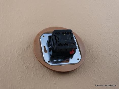 Preview: Garby Colonial Aus-Wechsel Porzellandrehschalter schwarz im Einfachrahmen Holz Buche gealtert Knebel Buche gealtert von hinten