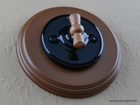 Preview: Garby Colonial Aus-Wechsel Porzellandrehschalter schwarz im Einfachrahmen Holz Buche honigfarben Knebel Buche honigfarben von vorn