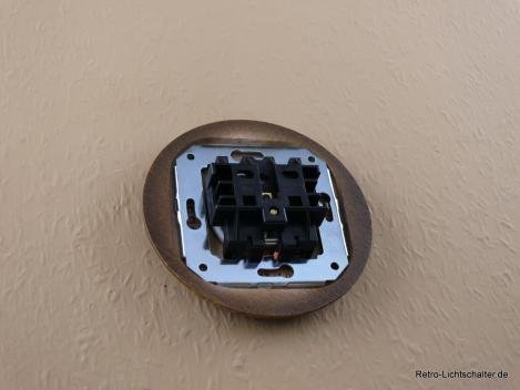 Preview: Garby Colonial Schukoporzellansteckdose weiß im Einfachrahmen Holz Buche gealtert 16A/250VAC von hinten