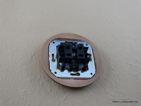 Preview: Garby Colonial Schukoporzellansteckdose weiß im Einfachrahmen Holz Buche honigfarben 16A/250VAC von hinten