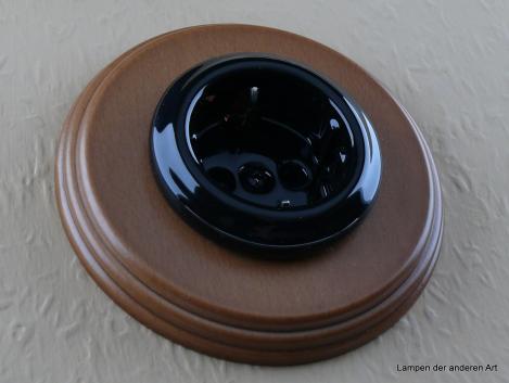 Preview: Garby Colonial Schukoporzellansteckdose schwarz im Einfachrahmen Holz Buche honigfarben 16A/250VAC von vorn