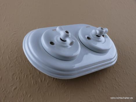Garby Colonial 2fach Kombination,   Aus-Wechsel-Porzellandrehschalter weiß,  Knebel Porzellan weiß, Steckdoseneinsatz Porzellan weiß, seitlich