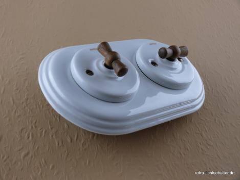 Garby Colonial 2fach Kombination, zwei Aus-Wechsel-Porzellandrehschalter weiß,  Knebel Holz Buche gealtert, seitlich