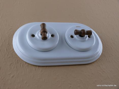 Preview: Garby Colonial 2fach Kombination, zwei Aus-Wechsel-Porzellandrehschalter weiß,  Knebel Holz Buche gealtert