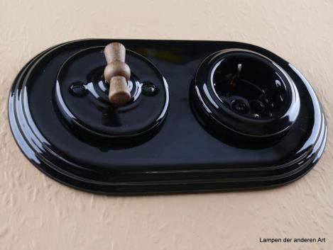 Preview: Garby Colonial 2fach Kombination, Aus-Wechsel-Porzellandrehschalter schwarz,  Knebel Holz Buche gealtert, Steckdoseneinsatz Porzellan schwarz