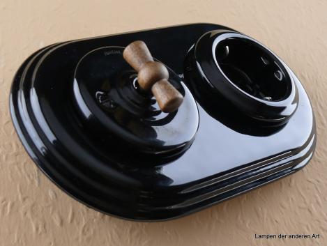 Garby Colonial 2fach Kombination, Aus-Wechsel-Porzellandrehschalter schwarz,  Knebel Holz Buche gealtert, Steckdoseneinsatz Porzellan schwarz, seitlich