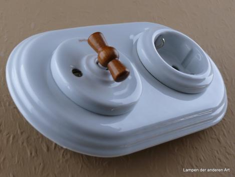 Garby Colonial 2fach Kombination,   Aus-Wechsel-Porzellandrehschalter weiß,  Knebel Holz Buche honigfarben, Steckdoseneinsatz Porzellan weiß, seitlich