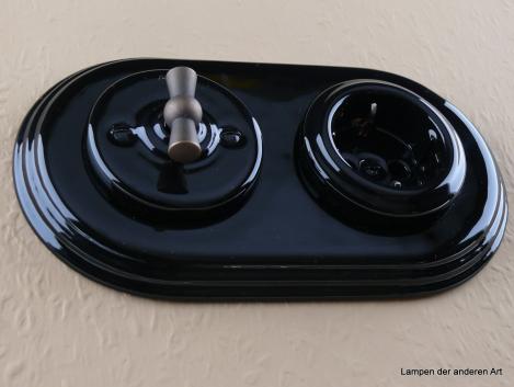 Preview: Garby Colonial 2fach Kombination, Aus-Wechsel-Porzellandrehschalter schwarz,  Knebel Messing patiniert, Steckdoseneinsatz Porzellan schwarz