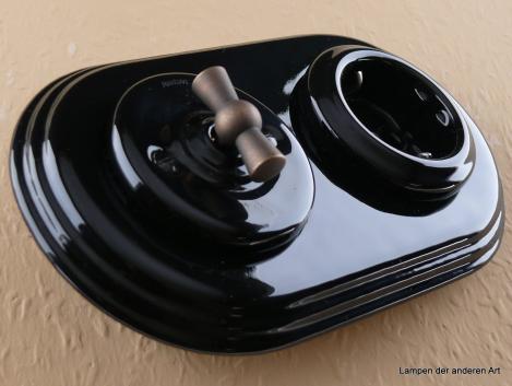 Garby Colonial 2fach Kombination, Aus-Wechsel-Porzellandrehschalter schwarz,  Knebel Messing patiniert, Steckdoseneinsatz Porzellan schwarz, seitlich