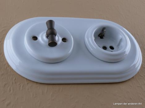 Preview: Garby Colonial 2fach Kombination, Aus-Wechsel-Porzellandrehschalter weiß,  Knebel Messing patiniert, Steckdoseneinsatz Porzellan weiß