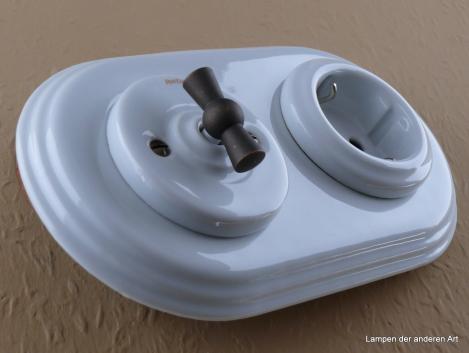 Garby Colonial 2fach Kombination, Aus-Wechsel-Porzellandrehschalter weiß,  Knebel Messing patiniert, Steckdoseneinsatz Porzellan weiß, seitlich