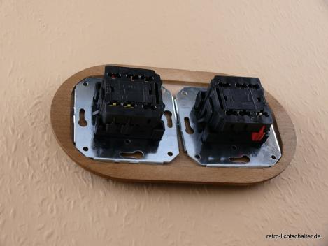 Preview: Garby Colonial 2fach Kombination, 2fach Rahmen Holz Buche gealtert, zwei Aus-Wechsel-Porzellandrehschalter weiß,  Knebel Porzellan weiß Retroform, von hinten