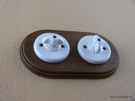 Preview: Garby Colonial 2fach Kombination, 2fach Rahmen Holz Buche gealtert, zwei Aus-Wechsel-Porzellandrehschalter weiß,  Knebel Porzellan weiß Retroform