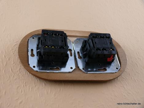 Preview: Garby Colonial 2fach Kombination, 2fach Rahmen Holz Buche gealtert, zwei Aus-Wechsel-Porzellandrehschalter weiß,  Knebel Messing patiniert, von hinten