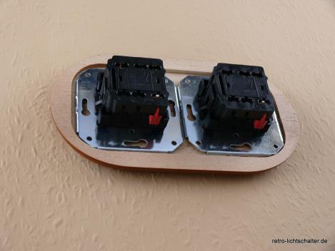 Preview: Garby Colonial 2fach Kombination, 2fach Rahmen Holz Buche honigfarben, zwei Aus-Wechsel-Porzellandrehschalter weiß,  Knebel Porzellan weiß, von hinten