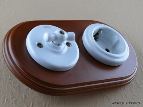 Garby Colonial 2fach Kombination, Serien-Porzellandrehschalter weiß,  Knebel Porzellan weiß, Steckdoseneinsatz Porzellan weiß, seitlich