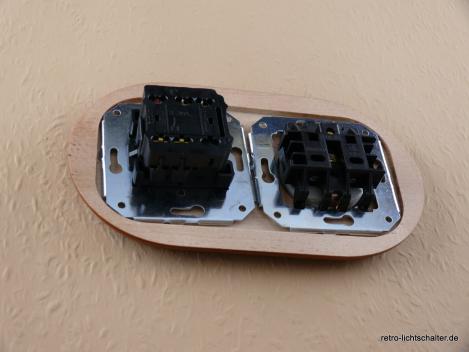 Preview: Garby Colonial 2fach Kombination, Aus-Wechsel-Porzellandrehschalter weiß,  Knebel Holz Buche honigfarben, Steckdoseneinsatz Porzellan weiß, von hinten