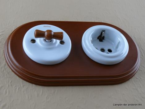 Preview: Garby Colonial 2fach Kombination, Aus-Wechsel-Porzellandrehschalter weiß,  Knebel Holz Buche honigfarben, Steckdoseneinsatz Porzellan weiß