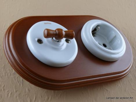 Garby Colonial 2fach Kombination, Aus-Wechsel-Porzellandrehschalter weiß,  Knebel Holz Buche honigfarben, Steckdoseneinsatz Porzellan weiß, seitlich