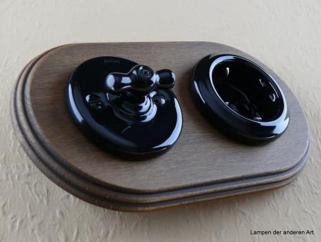 Garby Colonial 2fach Kombination Rahmen Massivholz Buche gebeizt, Aus-Wechsel-Porzellandrehschalter schwarz,  Knebel Porzellan schwarz, Steckdoseneinsatz Porzellan schwarz, seitlich